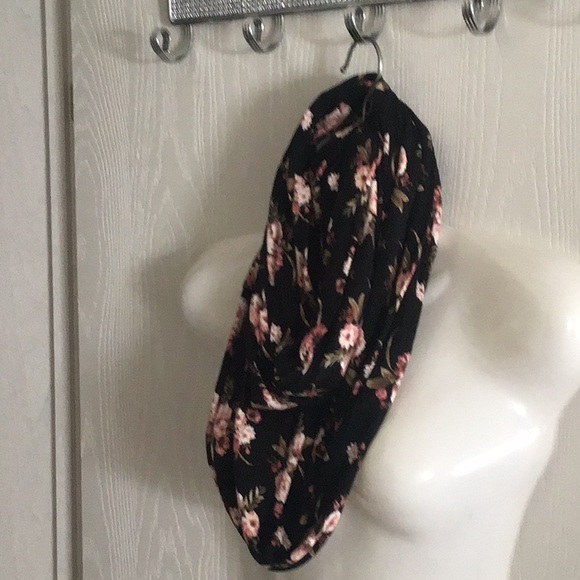 Scarf floral soft material stretchy & Versatile 🥀 nice pattern good shap - Picture 4 of 5